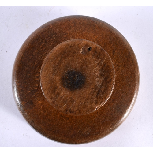 598 - A 19TH CENTURY TREEN WOOD MOULD. 15cm diameter.