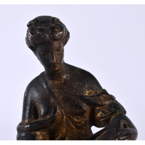 670 - AN 18TH CENTURY EUROPEAN BRONZE FIGURE OF A SEATED CLASSICAL FEMALE modelled holding a book. 13 cm h... 