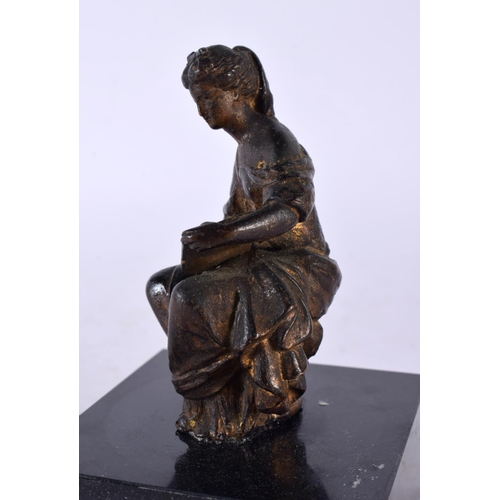 670 - AN 18TH CENTURY EUROPEAN BRONZE FIGURE OF A SEATED CLASSICAL FEMALE modelled holding a book. 13 cm h... 