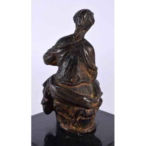 670 - AN 18TH CENTURY EUROPEAN BRONZE FIGURE OF A SEATED CLASSICAL FEMALE modelled holding a book. 13 cm h... 