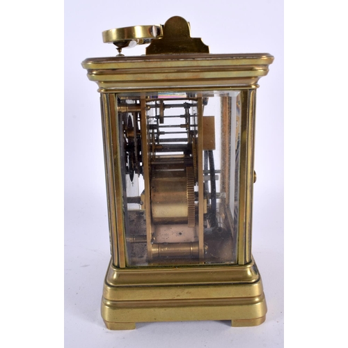 707 - AN ANTIQUE REPEATING BRASS CARRIAGE CLOCK. 18.5 cm high inc handle.