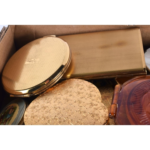 801 - ASSORTED VINTAGE COMPACTS. (qty)