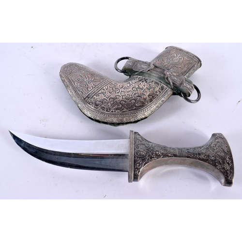 804 - AN OMANI MIDDLE EASTERN WHITE METAL JAMBIYA DAGGER. 27 cm x 16 cm.