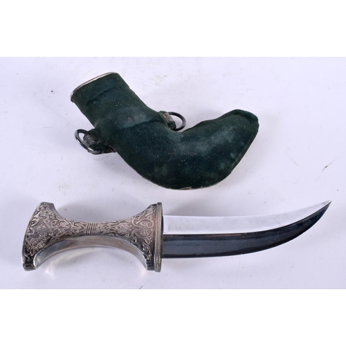 804 - AN OMANI MIDDLE EASTERN WHITE METAL JAMBIYA DAGGER. 27 cm x 16 cm.