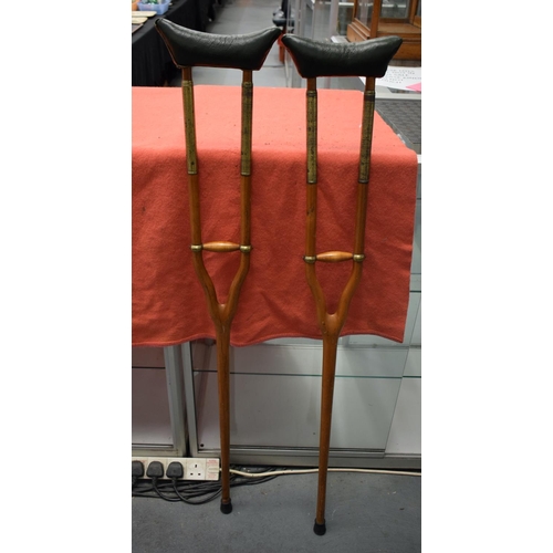 820 - A PAIR OF VINTAGE SPRING COMPRESSED CRUTCHES. 125 cm long.