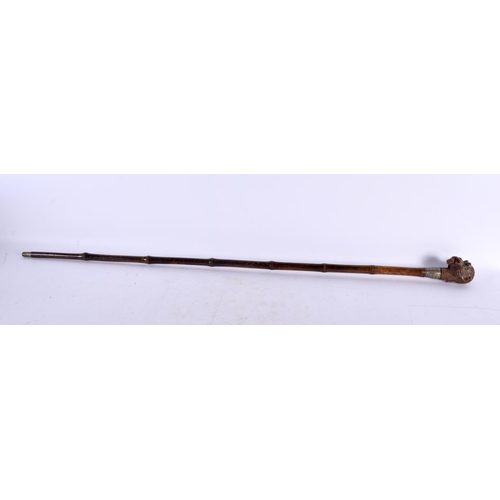 822 - A RARE ANTIQUE SILVER MOUNTED ARTICULATED TREEN MONKEY HEAD WALKING CANE. 90cm long.