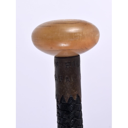 826 - AN ANTIQUE HORN HANDLED WALKING CANE. 88 cm long.