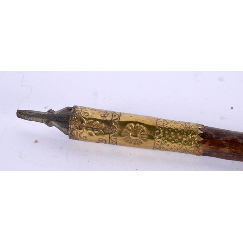 826 - AN ANTIQUE HORN HANDLED WALKING CANE. 88 cm long.