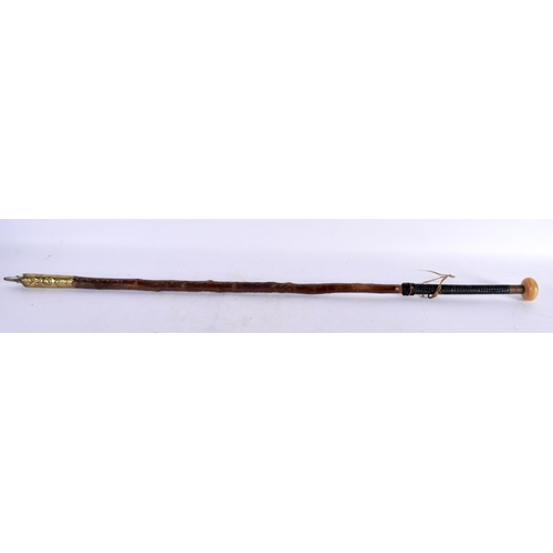 826 - AN ANTIQUE HORN HANDLED WALKING CANE. 88 cm long.