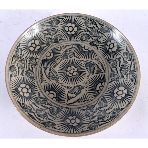 887 - A 19TH CENTURY CHINESE PROVINCIAL BLUE AND WHITE DISH painted with motifs. 27 cm diameter.