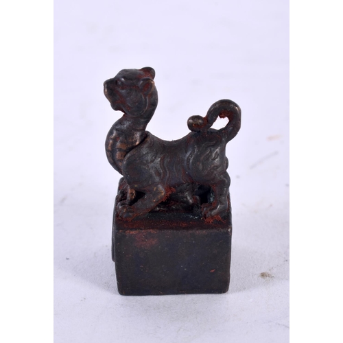 1002 - A CHINESE BRONZE BUDDHISTIC BEAST SEAL. 45 grams. 3.5 cm x 2 cm.