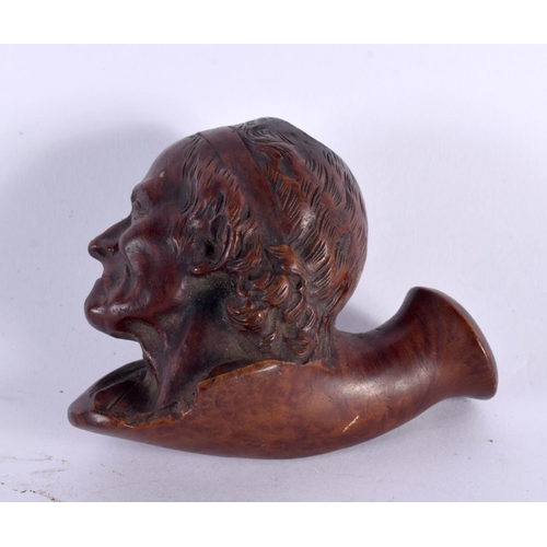 1007 - A FINE ANTIQUE CARVED WALNUT WOOD PIPE formed as an elderly lady. 9 cm x 7.75 cm.