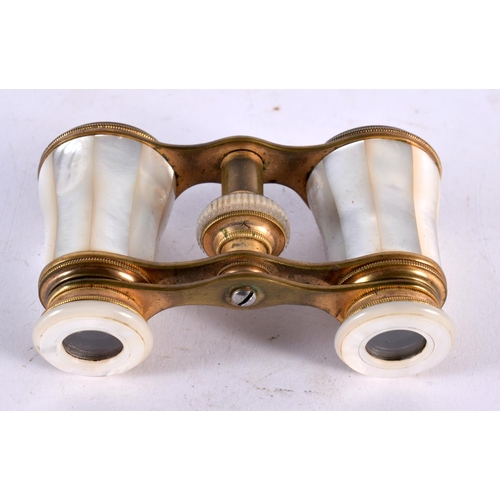 1018 - A PAIR OF ANTIQUE MOTHER OF PEARL OPERA GLASSES. 9.5 cm x 7cm extended.