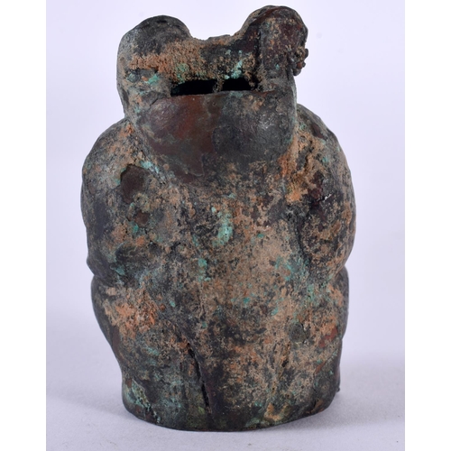 1022 - AN EARLY CHINESE BRONZE FIGURE OF A SEATED BEAST. 124.5 grams. 6 cm x 4 cm.