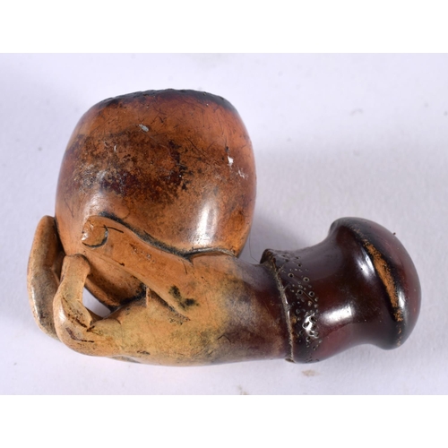 1063 - AN ANTIQUE CARVED MEERSCHAUM CLUTCHING HAND PIPE. 26.9 grams. 6 cm x 4 cm.