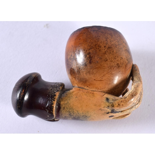 1063 - AN ANTIQUE CARVED MEERSCHAUM CLUTCHING HAND PIPE. 26.9 grams. 6 cm x 4 cm.