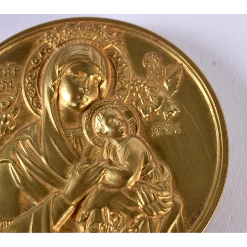 1068 - AN ANTIQUE ITALIAN MADONNA AND CHILD BRONZE MEDALLION. 70.7 grams. 5 cm diameter.