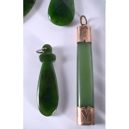 1079 - A CHINESE GOLD MOUNTED JADE PENDANT together with other jade jewelry. 130 grams. Largest 55 cm long.... 