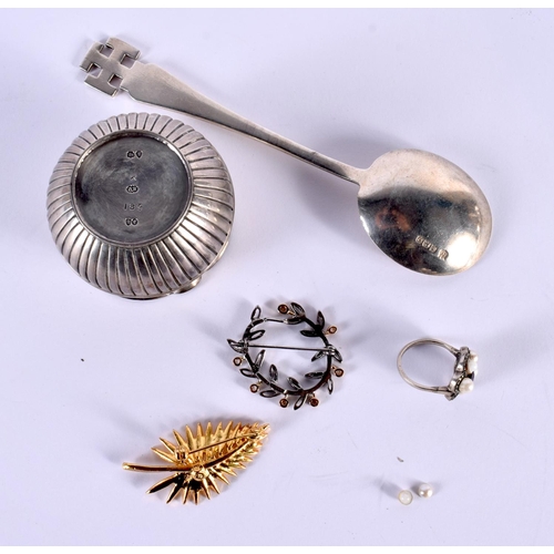 1085 - AN ANTIQUE SILVER SALT etc. London 1880 etc. 91 grams overall. (qty)