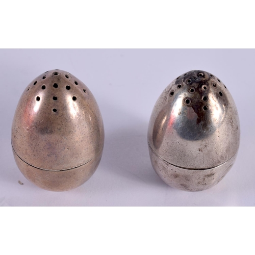 1090 - A PAIR OF VINTAGE SILVER ACORN FORM CONDIMENTS. 91 grams. 4.25 cm x 2.75 cm.