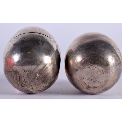 1090 - A PAIR OF VINTAGE SILVER ACORN FORM CONDIMENTS. 91 grams. 4.25 cm x 2.75 cm.