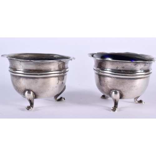 1107 - A PAIR OF ANTIQUE SILVER SALTS. 117 grams inc glass. 5.75 cm wide.