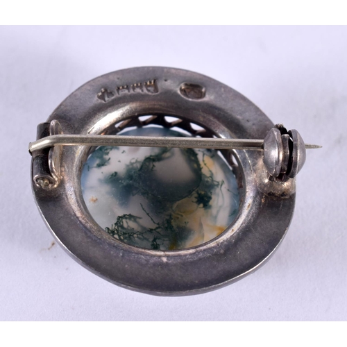 1112 - A SILVER AND MOSS AGATE BROOCH. 8 grams. 2.5 cm wide.