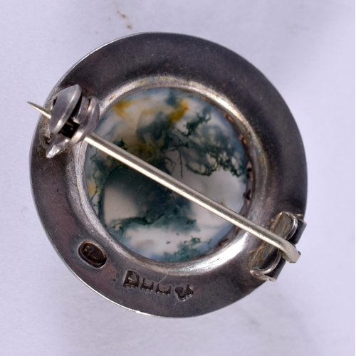 1112 - A SILVER AND MOSS AGATE BROOCH. 8 grams. 2.5 cm wide.