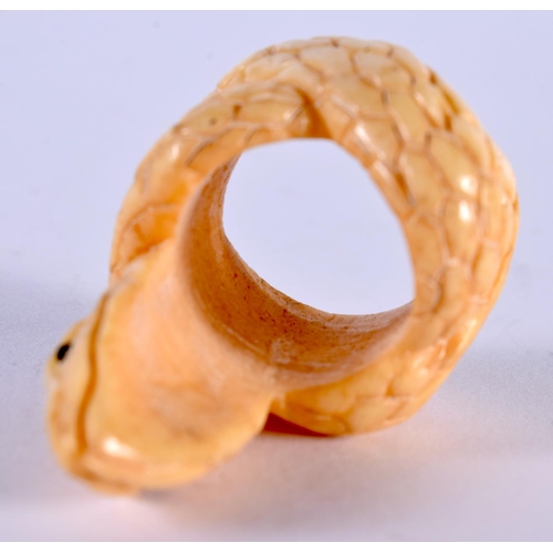 1115 - A BONE RING. N. 12.7 grams.