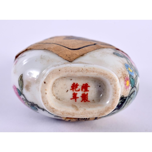 1136 - A CHINESE PORCELAIN SNUFF BOTTLE.  8.1cm x 4.4cm x 2.7cm