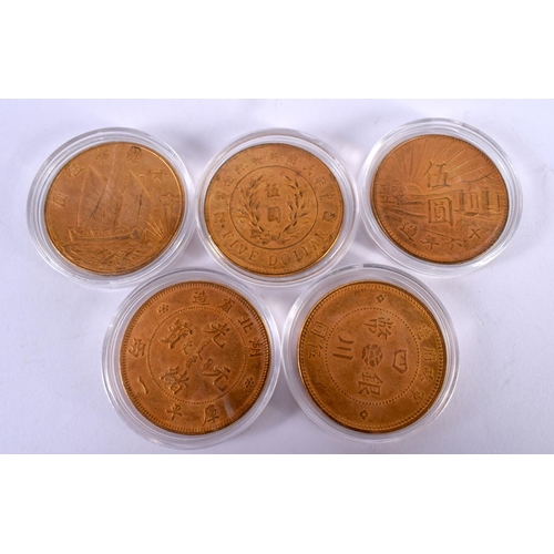 1153 - FIVE ENCAPSULATED YELLOW METAL TOKENS.  4.3cm diameter (5)