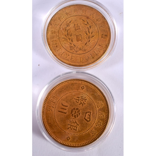 1153 - FIVE ENCAPSULATED YELLOW METAL TOKENS.  4.3cm diameter (5)