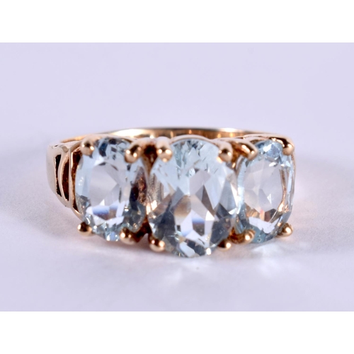 1177 - A 10CT GOLD RING SET WITH 3 AQUAMARINES.  Size Q, weight 4g