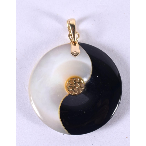 1186 - A 14CT GOLD MOUNTED YING YANG PENDANT.  Stamped 14K, 2.4cm diameter, weight 3.5g