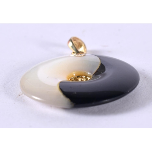 1186 - A 14CT GOLD MOUNTED YING YANG PENDANT.  Stamped 14K, 2.4cm diameter, weight 3.5g