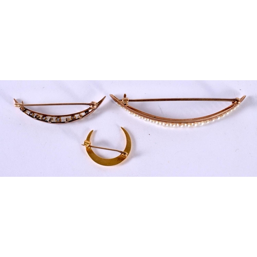 1189 - A 14CT GOLD CRESCENT SHAPED BROOCH SET WITH VARIATED SEED PEARLS TOGETHER WITH 2 OTHER 10CT GOLD BRO... 