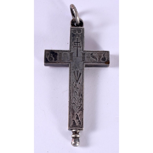 1206 - A striking George III reliquary cruciform pendant. A substantial piece, it is crafted from
silver an... 