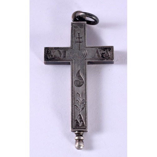 1206 - A striking George III reliquary cruciform pendant. A substantial piece, it is crafted from
silver an... 