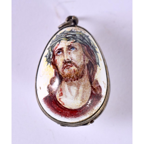 1208 - AN ENAMEL EGG PENDANT DECORATED WITH CHRIST WEARING A CROWN OF THORNS.  2.8 cm X 1.8 cm, weight 9g