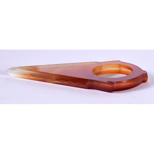 1216 - AN AGATE TANFOUK OR TALHAKIMT, OF TYPICAL TAPERING FORM WITH CIRCULAR APERTURE WITH LINE ENGRAVED DE... 