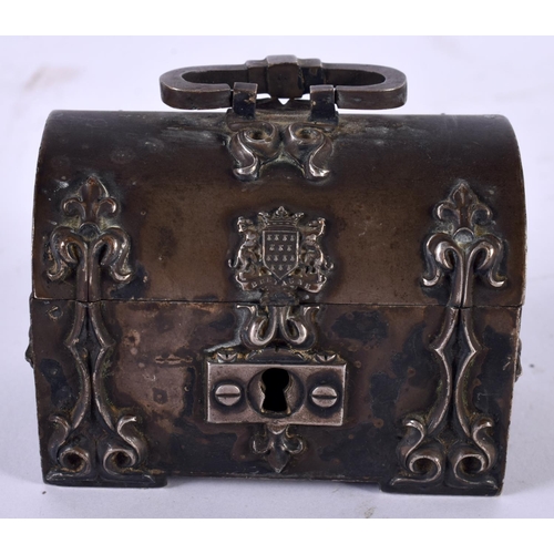 1235 - A MINIATURE ARMORIAL CASKET.  6.9cm x 4.9cm x 7.2 cm, weight 184g