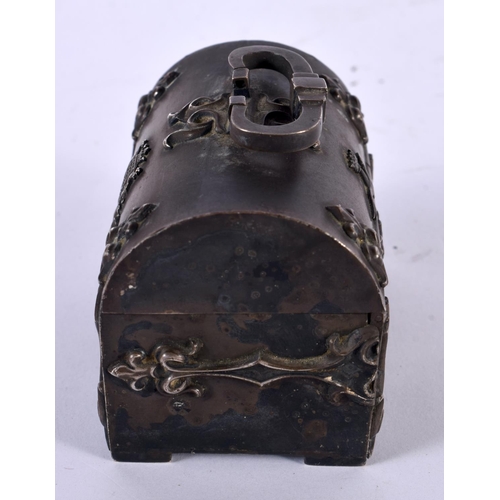 1235 - A MINIATURE ARMORIAL CASKET.  6.9cm x 4.9cm x 7.2 cm, weight 184g