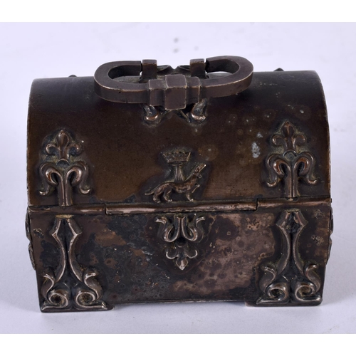 1235 - A MINIATURE ARMORIAL CASKET.  6.9cm x 4.9cm x 7.2 cm, weight 184g