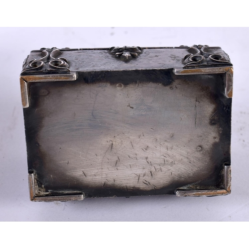 1235 - A MINIATURE ARMORIAL CASKET.  6.9cm x 4.9cm x 7.2 cm, weight 184g