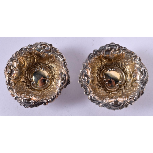 1252 - A PAIR OF VICTORIAN SILVER SALTS WITH GILT INTERIOR.  Hallmarked Chester 1896, 6.2 cm x 1.9cm, total... 