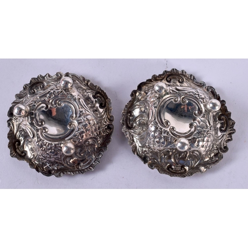 1252 - A PAIR OF VICTORIAN SILVER SALTS WITH GILT INTERIOR.  Hallmarked Chester 1896, 6.2 cm x 1.9cm, total... 