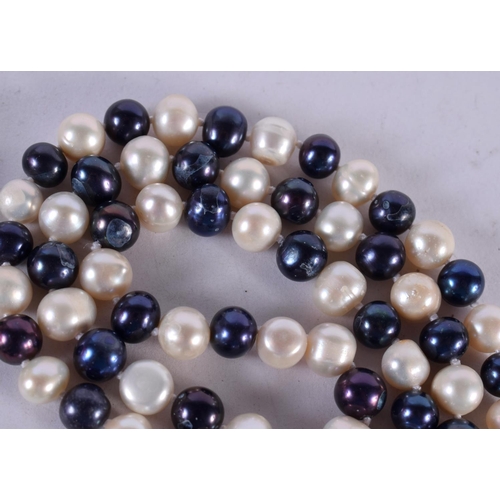 1308 - A PEARL NECKLACE. 84 grams. 123 cm long.