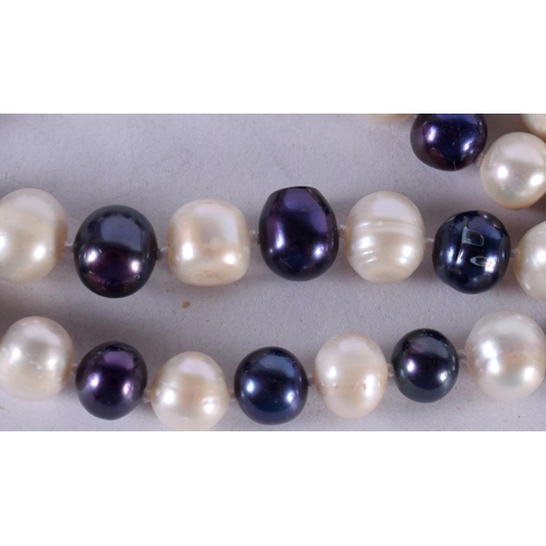 1308 - A PEARL NECKLACE. 84 grams. 123 cm long.