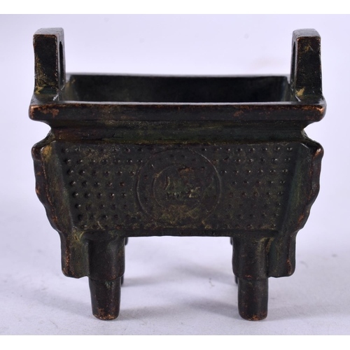 1337 - A SMALL JAPANESE BRONZE CENSER. 108 grams. 4.75 cm x 4.75 cm.