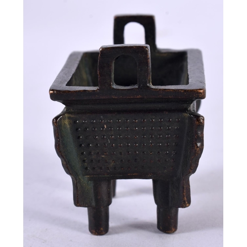 1337 - A SMALL JAPANESE BRONZE CENSER. 108 grams. 4.75 cm x 4.75 cm.